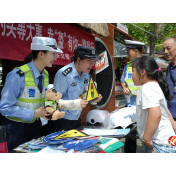 “出来玩还学了知识领了盔！”花垣公安这份“安全礼”送到游客心坎里