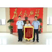 这一抹藏蓝，逆行冲向清晨的山火！