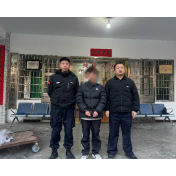 保靖公安：男子深夜连续撬车门盗窃 被逮个正着