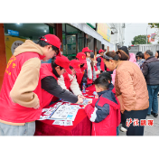 赶集日里“法”味浓——泸溪县洗溪镇联合县司法局、洗溪法庭开展大学生送法下乡活动