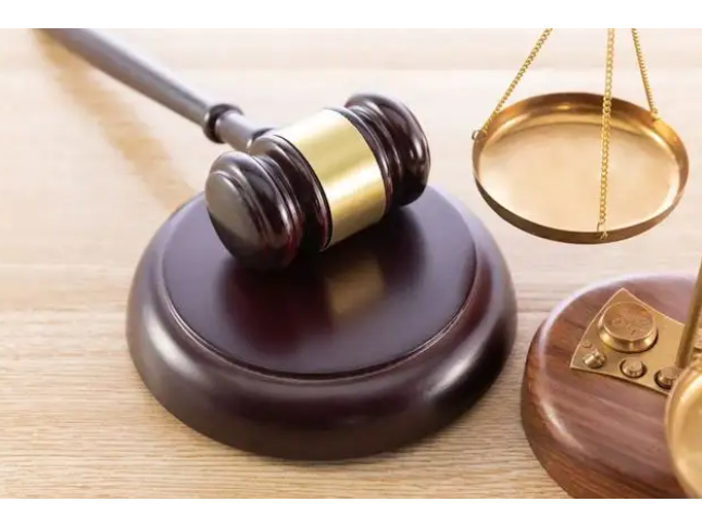 交了“超龄费”的老人跟团旅行中离世，责任谁担？  法院：患有基础疾病的老人未主动告知应自担主责，旅游经营者和旅游策划者应承担相应责任