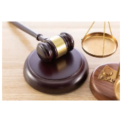 交了“超龄费”的老人跟团旅行中离世，责任谁担？  法院：患有基础疾病的老人未主动告知应自担主责，旅游经营者和旅游策划者应承担相应责任