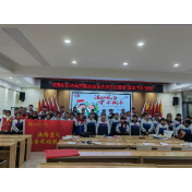 湘潭市司法局:大学生志愿者“送法下乡”与书法老者写“法治春联”