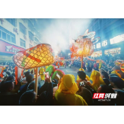 新春走基层·小镇顶流 | 直播里的龙灯,烟火中的乡愁