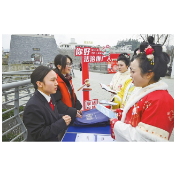 联合返乡大学生普法