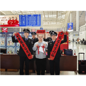 长沙南站派出所：春运首日护平安 温暖相伴回家路