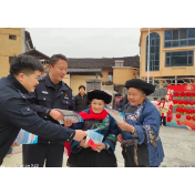 苗年“警”色浓 花垣公安开展反诈知识进村寨活动