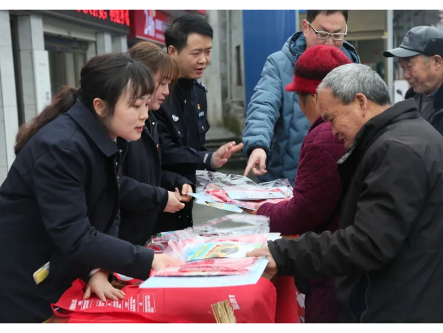 辰溪法院：带着“法治年货”赶大集，让乡亲们安“薪”过好年