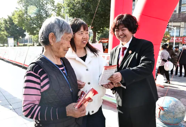 岳阳市云溪区：法院干警化身“消费顾问”，把“法律课堂”搬进商业广场