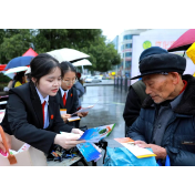 广场上的法治课 保靖法院“摆摊”教您放心买买买！