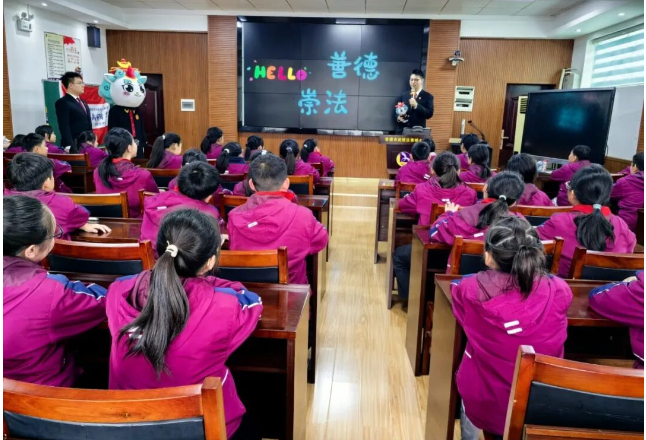 送法进校园 护航成长路 ——武陵区法院“开学第一课”点亮紫桥小学法治课堂