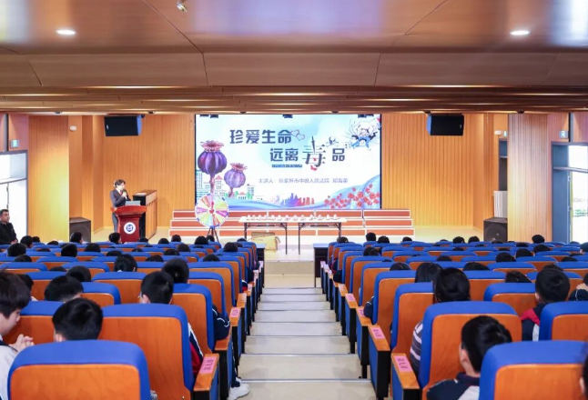 张家界中院开展法治宣传进校园活动