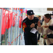 候车室里闹元宵 湖南怀化铁警用猜灯谜宣传禁毒知识