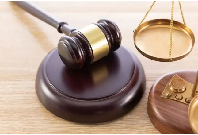 车停在消防通道被墙砖砸中，物业要赔吗？