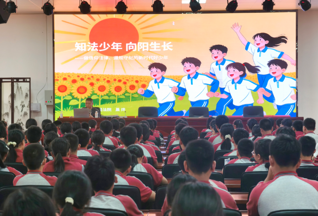知法少年 向阳生长——汨罗法院开展“送法进校园”活动