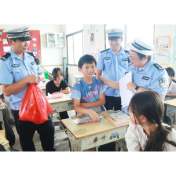 湖南双峰交警走进校园为孩子们送上“六一”交通安全礼