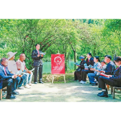 湖南凤凰县法院：板凳课堂学法典