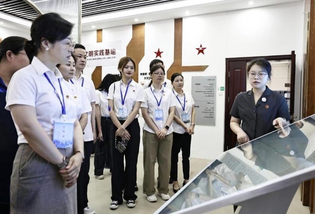 紧盯节点敲警钟 旁听庭审筑防线——云溪法院公众开放日企业专场