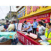 保靖公安：赶集日“摆摊”普法接地气 依法信访入民心