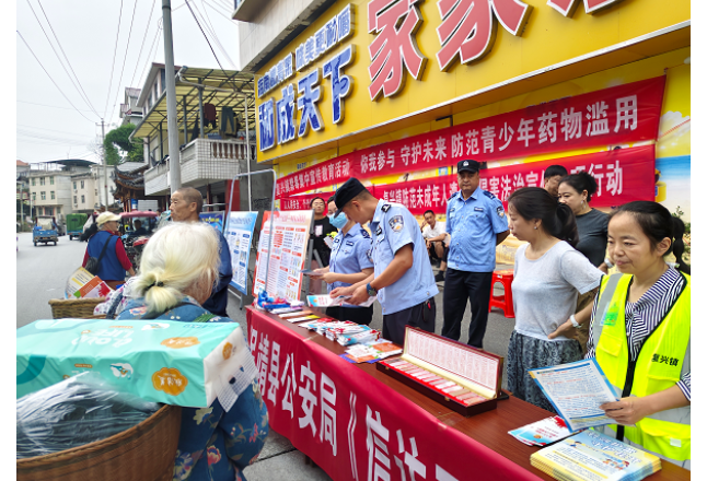 保靖公安：赶集日“摆摊”普法接地气 依法信访入民心
