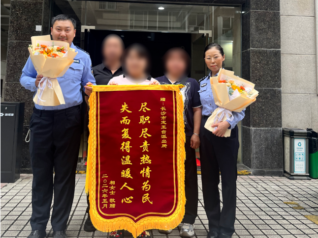 女孩跨越千里，再次来长沙只为对这位民警说一声谢谢！