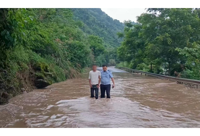 强降雨引发洪峰过境 泸溪公安洪流中成功营救被困人员