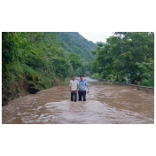 强降雨引发洪峰过境 泸溪公安洪流中成功营救被困人员