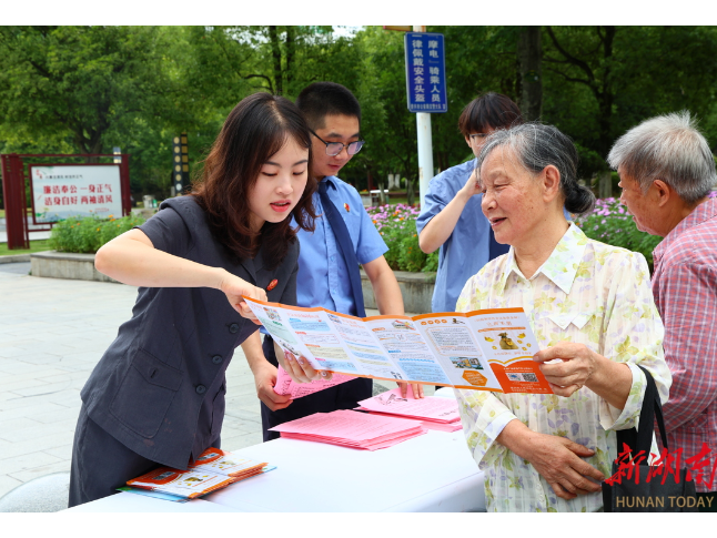 面对面普法 零距离答疑 资兴法院联合多部门开展普法宣传活动