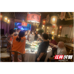 共话中秋节 同吃团圆饭