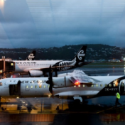 新西兰航空公司请乘客登机前先上秤