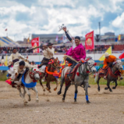 西藏那曲恰青赛马节开幕