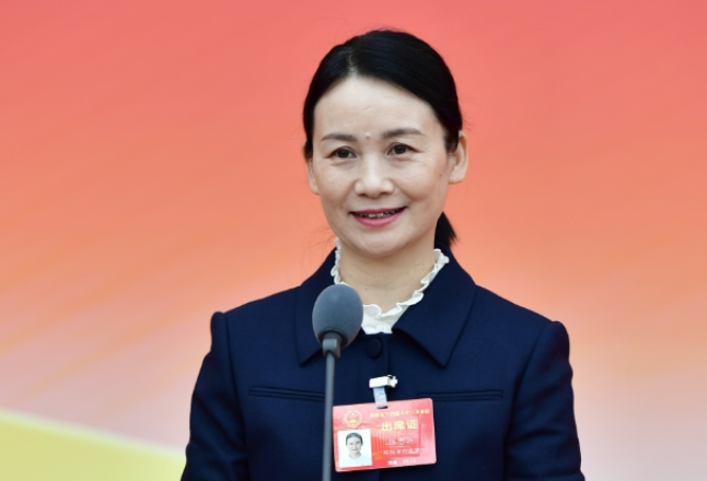 伍忠兵：家校协同共育 护航孩子健康成长丨直击代表通道⑤