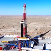 在地底寻找“宝藏”!我国首口万米科探井钻井深度突破9900米