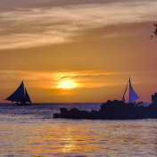 新华社快讯：泰国前总理他信获假释出狱