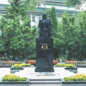 “学习党史•敬读碑文”系列音频节目丨红装白马驰骋哈东攻城略地……——赵一曼烈士纪念塑像碑文敬读