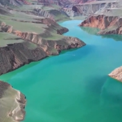 新疆努尔加大峡谷：碧水映丹霞 磅礴美如画