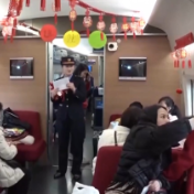 画画、看书、玩魔方 高铁增设“遛娃舱” 太哇塞了!