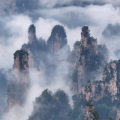 张家界天门山景区再登“全球100必打卡景点”榜单