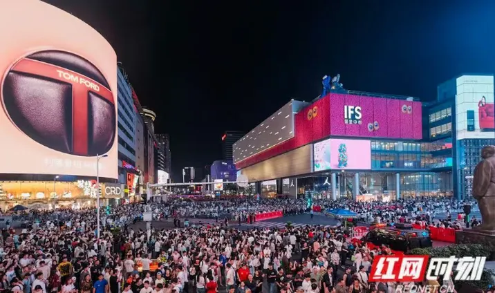 组图 | “五一”假期首日长沙人气鼎沸 八方游客纷至沓来