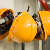 “脆皮安全帽”不达标也卖?