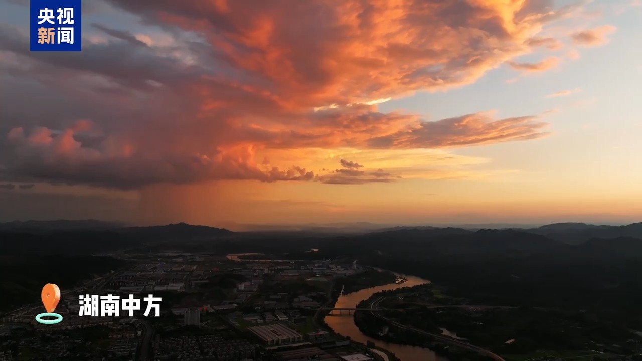 怀化雨后天空上演“霞虹共舞”
