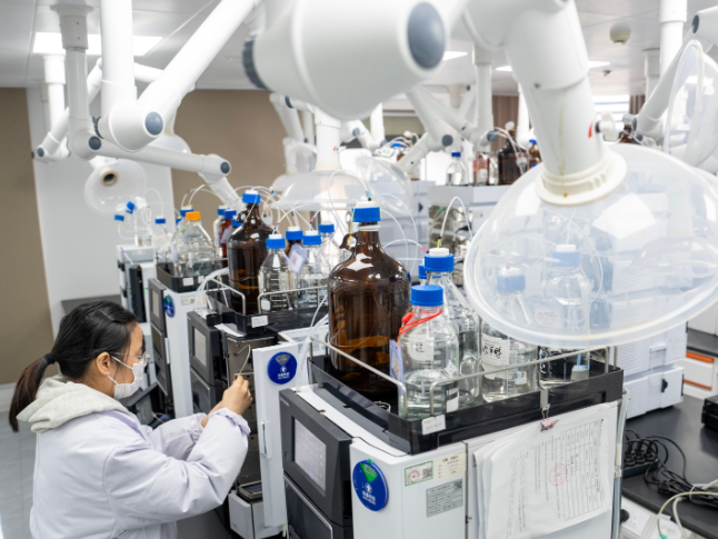 这股韧劲真难得③丨10年10亿10%成功率，她如何闯过这三道关？