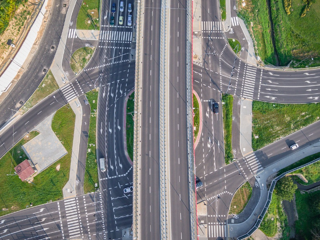 至21日9时，因大雾、车流量大，途经湖南以下高速公路需小心行驶