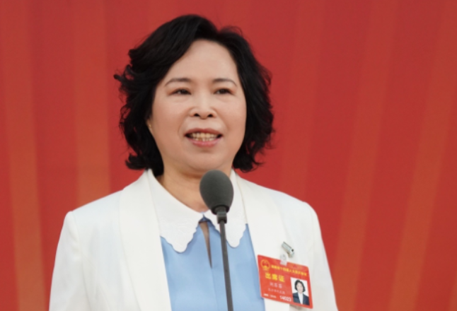 刘菲菲：用结对帮扶的温度，守护每个乡村孩子的成长丨直击代表通道