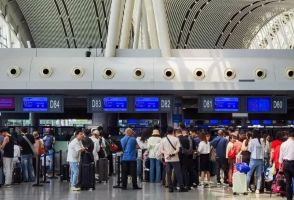  长沙机场迎来暑运客流高峰，多条航线推出低价机票
