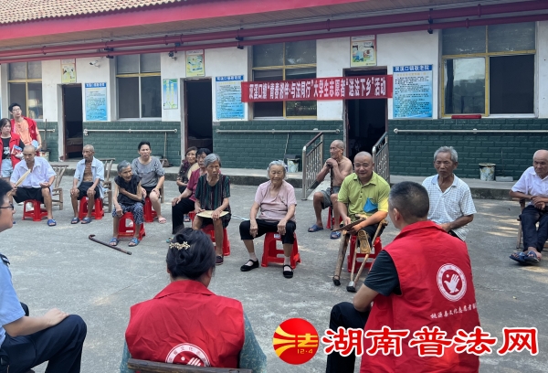 8月17日,桃源县双溪口司法所联合镇文化站,组织大学生志愿者到镇敬老院开展普法、文化宣传活动_副本.jpg