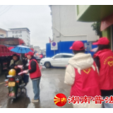 宜章县黄沙镇：大学生“送法下乡”当上了 “临时交警”