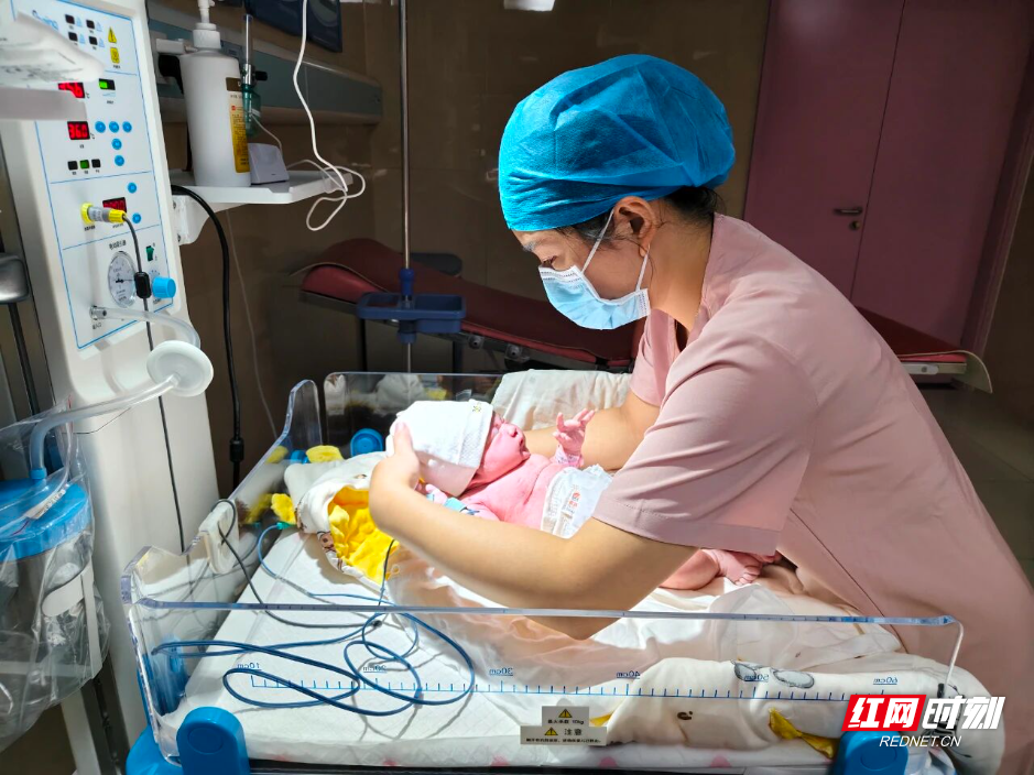 国庆“我在岗”丨湘潭市妇幼保健院援疆助产士的“双节”坚守