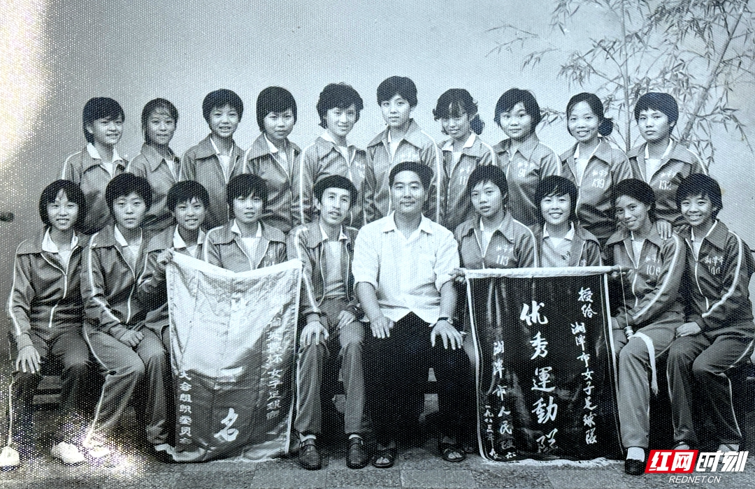 视频丨四十年后再聚绿茵场 省运动会女足冠军成员为“湘超”湘潭队鼓劲