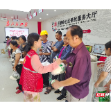 岳塘街头“爱心冰箱”上线 为户外劳动者送清凉